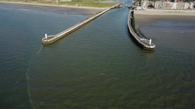 Altın güneş sakin suların üzerinde batarken Nieuwpoort 'un pitoresk rıhtımlarında hayret verici bir güzellik ve deniz cazibesi yaratıyor..