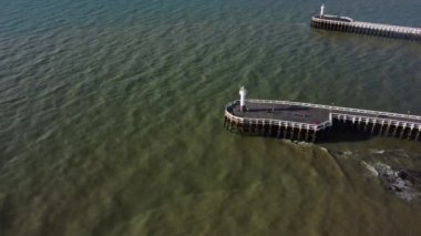 Nieuwpoort 'un sakin cazibesine tanık olun. Gün ışığı suda dans ederken ve pitoresk rıhtımları aydınlatırken. Doğa ve mimarinin karışımı sahil boyunca büyüleyici bir atmosfer yaratır..