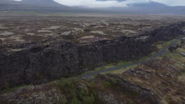 Jeolojik mucizelerin dingin güzellikle buluştuğu Thingvellir Ulusal Parkı 'nın nefes kesici arazilerinde dolaşın. Şafağın ışığını, engebeli uçurumları ve yemyeşil yeşillikleri aydınlatmayı dene..