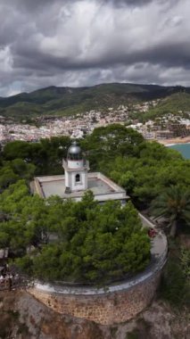 Bereketli yeşilliklerin arasına yerleşen Tossa de Mar 'ın deniz feneri canlı sahil kasabasına tepeden bakan uzun boylu bir deniz feneri. Bu pitoresk yerdeki nefes kesici manzarayı ve büyüleyici sokakları keşfedin..