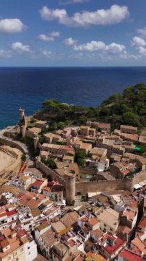 Kosta Brava boyunca uzanan Tossa de Mar, tarihi mimarinin nefes kesen manzarasını gözler önüne seriyor. Parlak deniz ve yemyeşil, gezginler ve hayalperestler için mükemmel bir hedef haline getiriyor..