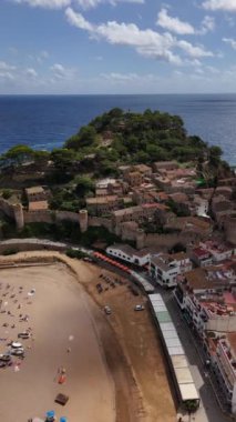 Altın kumların gök mavisi sularla buluştuğu Tossa de Mar 'ın güzelliğinin tadını çıkarın. Enfes bir mimari keşfedin ve dalgalar yavaşça kıyıya vururken resimli gökyüzünün altında rahatlayın..