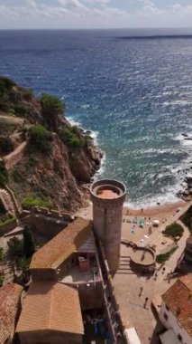 Dalgalı mavi suların engebeli kayalıklarla buluştuğu Tossa de Mar 'ın çarpıcı manzarasını deneyin. Büyüleyici mimariyi keşfedin ve bu kıyı cennetinin huzurlu atmosferinin tadını çıkarın..