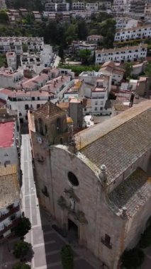 Tossa de Mar 'ın güzel sokaklarında dolaşıp bu kıyı kasabasının çarpıcı mimarisini ve canlı renklerini vurgulamak. Spains Akdeniz sahilinin eşsiz cazibesini tecrübe edin..