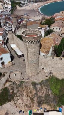 Tossa de Mar 'ın nefes kesici güzelliğini tecrübe edin. Kadim şatonun çarpıcı sahil manzaralarına ve canlı kumlu plajlara baktığı bu büyüleyici Akdeniz cevherinin özünü yakaladığı gibi..