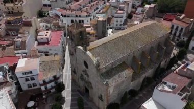 Tossa de Mar 'ın güzelliğini keşfedin, çarpıcı mimarinin canlı sokaklarla buluştuğu yer. Bu güzel kıyı kasabalarının zengin tarihini ve davetkar atmosferini kuşbakışı görün..