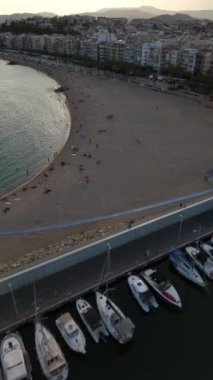 Güneşlenenlerin altın kumlarda dinlendiği Blanes plajında sakin bir öğleden sonra yaşayın. Kıyıya vuran renkli şemsiyeler yumuşak dalgalar kıyıya vuruyor, mükemmel bir kaçış yaratıyor..