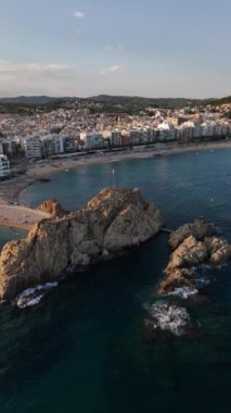 Güneş sakin suların üzerinde batarken, canlı sahili ve kayalık kıyıları aydınlatırken Blanes 'in nefes kesici güzelliğini hissedin. Doğa ve rahatlığın mükemmel bir karışımı bekliyor..