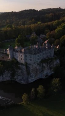 Walzin Kalesi 'nin görkemli bir şekilde uçuruma tünemesine tanık olun. Altın saat, gür ormanlarla çevrili büyüleyici mimarisini ön plana çıkaran sıcak bir ışık saçıyor..