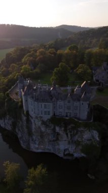 Kayalık bir uçurumun tepesine tünemiş Walzin Şatosu günbatımının altın parıltısıyla güneşleniyor. Bereketli yeşilliklerle çevrili ve sakin nehirde yansıyan şato nefes kesici bir manzarayı gözler önüne seriyor..