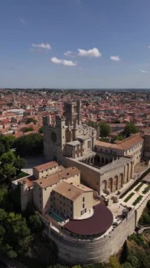 Beziers 'ın nefes kesici hava manzarası, çarpıcı mimarisi ve canlı şehir manzarası..