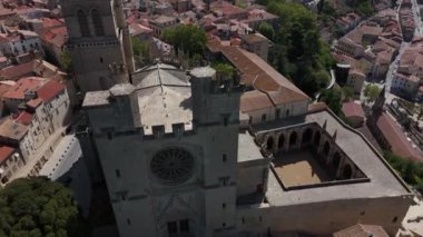 Beziers 'in güzel mimarisini keşfedin, zengin tarihini ve çarpıcı binalarını sergiliyor resimli çatı ve hareketli manzaraların zeminine karşı sergiliyor.