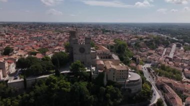 Beziers 'ın cazibesini keşfetmek, çarpıcı tarihi binalar, yemyeşil alanlar, ve yukarıdan nefes kesici manzaralar. Parlak şehir berrak mavi bir gökyüzünün altında sergileniyor..