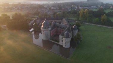 Sabah sisi bu görkemli kaleyi sararken Chateau de Lavaux-Sainte-Anne 'in dingin cazibesini yaşayın. Şatonun büyüleyici mimarisini ve manzarasını yumuşak ışıkla aydınlatın..