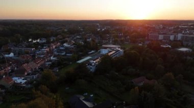 Güneş Belçika 'nın huzurlu bir banliyösünde batarken gökyüzü zengin renklerden oluşan bir tuvale dönüşür. Büyüleyici manzara, sıcak ışıkta yıkanmış evleri ve yeşillikleri gözler önüne seriyor..