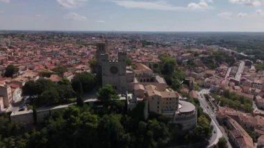 Beziers 'ın cazibesini keşfetmek, çarpıcı tarihi binalar, yemyeşil alanlar, ve yukarıdan nefes kesici manzaralar. Parlak şehir berrak mavi bir gökyüzünün altında sergileniyor..
