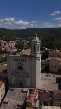 Girona 'nın nefes kesici güzelliğini tecrübe edin. Kamera tarihi mimarisini, bereketli manzaralarını ve güneşli bir günde keşiflerle dolu canlı atmosferini süpürüyor..