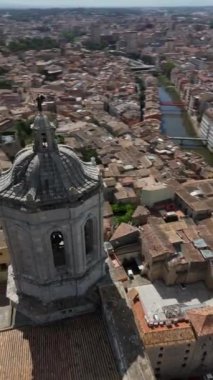 Güneş batarken Girona 'nın nefes kesici mimarisine hayret etmek, çatılara altın bir parıltı saçmak ve tarihi şehirde süzülen huzurlu nehri aydınlatmak..
