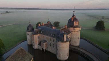 Sabah sisi görkemli kulelerini sararken Chateau de Lavaux-Sainte-Anne 'in nefes kesici güzelliğini keşfedin. Gün doğumunda hayali bir peri masalı manzarası yaratın..