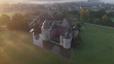 Sabah sisi bu görkemli kaleyi sararken Chateau de Lavaux-Sainte-Anne 'in dingin cazibesini yaşayın. Şatonun büyüleyici mimarisini ve manzarasını yumuşak ışıkla aydınlatın..