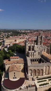 Güneş ışığı tarihi mimariyi yıkarken Beziers 'in nefes kesici manzarasını keşfedin. Muhteşem katedral, büyüleyici çatıların arasında dimdik duruyor. Resimli bir gökyüzü çizgisi oluşturuyor..