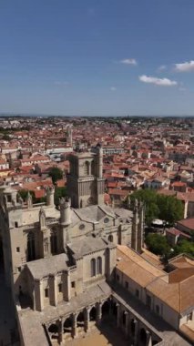Beziers 'ın nefes kesici manzarasını, ikonik kuleleri ve büyüleyici çatıları deneyin. Çarpıcı bir gökyüzünün altında canlı bir şehir yayılıyor. Keşif ve hayranlık uyandırıyor..