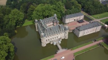 Muhteşem Chateau de Beloeil 'i keşfedin. Canlı yeşillikler ve dingin sular arasında sergilenen büyüleyici bir başyapıt. Bu tarihi yerin zarafetini ve çekiciliğini tecrübe edin..