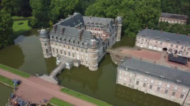 Yeşilliğin tam ortasında bulunan Chateau de Beloeil, çarpıcı mimarisi ve sakin çevresiyle büyüleyicidir. Bu tarihi mekanın cazibesini ve resimli bahçelerini keşfedin..