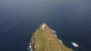 Farol da Ponta de Sao Lourenco 'nun büyüleyici güzelliğini keşfedin. Kayalıkların okyanusla buluştuğu yerde güneş doğar doğmaz manzarayı ılık renklerle aydınlatır ve görkemli doğayı gözler önüne serer..