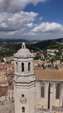 Girona 'daki Santa Maria Katedrali' nin karmaşık detaylarına hayret ediyorum. Nefes kesen manzaraların arasında süzülüyor, canlı bir gökyüzüne karşı tarihi ihtişam sergiliyor..