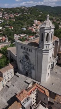 Girona Katedrali 'nin nefes kesici mimarisini keşfedin. Tarihi şehir üzerinde görkemli bir şekilde yükseliyor. Parlak manzaranın arka planına karşı ayrıntılı detaylarına tanık olun..