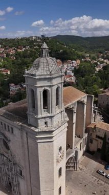 Çarpıcı Girona Katedrali 'ni keşfedin. Sarsılan tepeler ve resim gibi manzaralarla çevrili. Olağanüstü mimari güzelliğini vurguluyor..