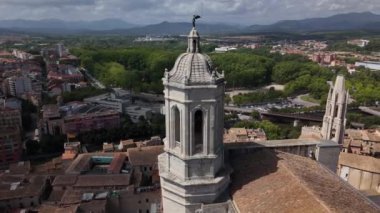Güneş batarken Girona Katedral 'i Santa Maria' nın nefes kesen güzelliğini hissedin. Görkemli kulelerinin üzerine sıcak bir parıltı saçıyor. Çevresindeki manzara bu tarihi yerin cazibesini artırıyor..