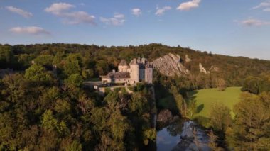 Walzin Kalesi 'nin büyüleyici mimarisini keşfedin. Yeşillik içinde gömülü. Güneş, zamansız taş duvarlar üzerinde dans ediyor ve doğa bu tarihi mekanın etrafında gelişiyor..