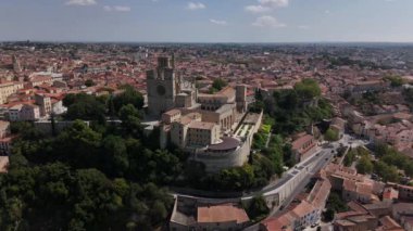 Beziers 'in yükseklerinde yükselen bu tarihi şehrin güzel mimarisini ve bereketli manzarasını gözler önüne seriyor. Bu Güney Fransız mücevherinin eşsiz cazibesini gösteren çarpıcı manzarayı tecrübe edin..