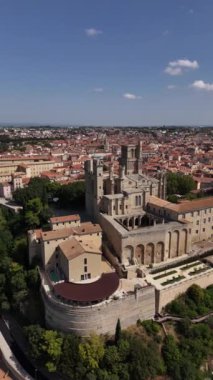 Beziers 'ın nefes kesen ufuk çizgisini deneyimlemek, zengin tarihi mimarisini, canlı manzaralarını ve güneş ışığıyla yıkanmış, büyüleyici bir ortam yaratmak..