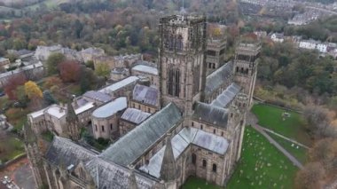 Durham Katedrali 'nin göz kamaştırıcı mimarisini canlı sonbahar yaprakları arasında keşfedin. Durham 'ın kalbindeki bu ikonik simgenin zengin tarihine ve ihtişamına tanık olun..