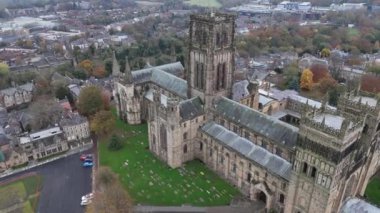 Durham Katedrali 'nin mimari güzelliği boyunca seyahat, ihtişamına ve çevrenin canlı sonbahar renklerine tanıklık etmek, bu tarihi yeri ziyaret eden herkesi büyülüyor..