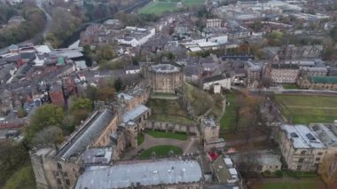 Durham 'ın çarpıcı manzaralarını keşfedin, zengin mirasını, güzel mimarisini, yemyeşil ve dingin nehir kıyafetlerini sergileyin. Bu tarihi şehrin büyüleyici cazibesini tecrübe edin..