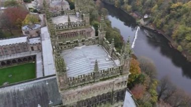 Durham 'ın güzelliğini keşfedin, kamera muhteşem tarihi mimarisinin üzerinde süzülürken, aşağıdaki sakin nehre karşı yan yana, bölgeyi çevreleyen canlı sonbahar yapraklarını gösteriyor..