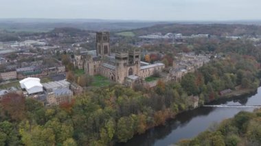 Sonbaharın görkemli katedral ve sakin nehir kıyıları üzerine renkli renkler dökmesiyle Durham 'ın nefes kesici manzarasını deneyimleyin. Doğa güzelliği ve tarih bu çarpıcı manzarada birleşir..