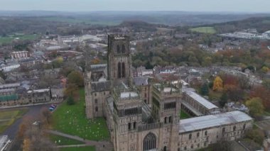 Durham Katedrali 'nin nefes kesici güzelliğine tanık olun. Resimli manzaranın üzerinde yükseliyor. Sakin tepeler ve yemyeşil arkaplan karşı karmaşık mimari hayret.
