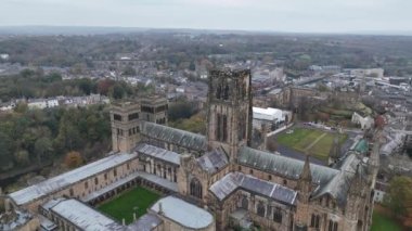 Durham Katedrali 'nin karmaşık detaylarına hayret ediyorum, sisli bir arkaplan üzerine kurulmuş. Bu nefes kesici Gotik yapı, muhteşem Durham manzarasının ortasında ihtişamını sergiliyor..