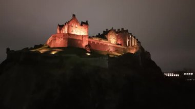 Görkemli Edinburgh Kalesi 'nin gece gökyüzünde parlayışını tecrübe et. Tarihi ihtişamını ve zarif mimarisini sergile. Bu büyülü ana tanıklık eden herkesi büyüle..