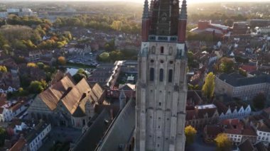 Bruges 'deki Meryem Ana Kilisesi' nin nefes kesici günbatımında büyüleyici mimarisini deneyin. Bu tarihi mekanı çevreleyen canlı şehir manzarasına ve sakin atmosfere hayret..