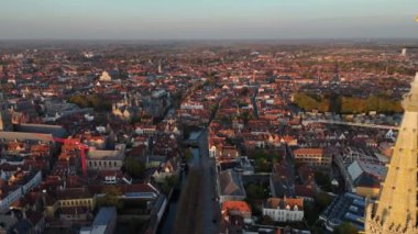 Bruges 'ün büyüleyici manzaralarında dolaşın. Leydimizin Kilisesi' ni çevreleyen çarpıcı mimari ve canlı manzarayı ortaya çıkarın. Alacakaranlıkta renk karışımı gibi sakin bir deneyim bekliyor..