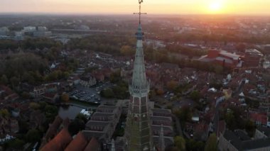 Bruges 'deki Meryem Kilisesi' nin çarpıcı siluetine tanık olun. Güneş batarken, tarihi gökyüzünü aydınlatıyor. Tarihin ve güzelliğin mükemmel karışımı ziyaret eden herkesi cezbeder..