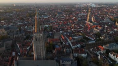 Bruges 'ün büyüleyici çatılarından yükselen görkemli kuleler Onze-Lieve-Vrouwekerk' in nefes kesici mimarisini gözler önüne seriyor. Bu güzel şehri gün batımında keşfedin..