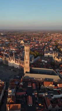 Güneş tarihi şehrin üzerinde batarken Bruges 'ün çarpıcı hava manzarasına tanık olun. Meryem Ana 'nın Kilisesi büyüleyici mimarinin ortasında duruyor. Ziyarete gelen herkesi büyülüyor..