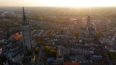 Güneş batarken Bruges 'ün büyüleyici güzelliğini deneyimleyin. Leydimizin görkemli kilisesini aydınlatın ve tarihi mimariyi çevreleyin. Kendinizi bu büyüleyici atmosfere daldırın.